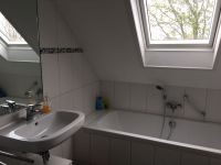 Badezimmer mit Dusche und Badewanne.jpg