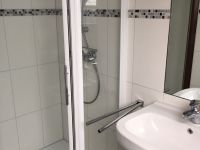 Badezimmer mit Dusche und Badewanne 02.jpg